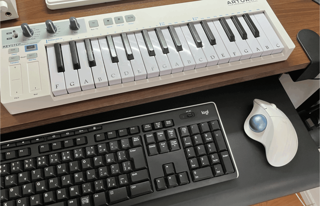 サンワサプライのキーボードスライダーで、キーボード・トラックボールマウス・MIDIキーボードを配置
