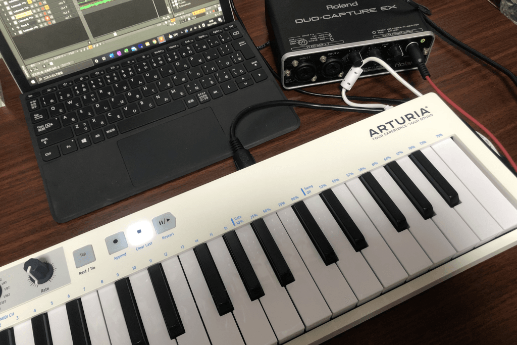 昔のDTM環境（Surface Go 2にオーディオインターフェースをつなぎ、MIDIケーブルでMIDIキーボードを接続している）