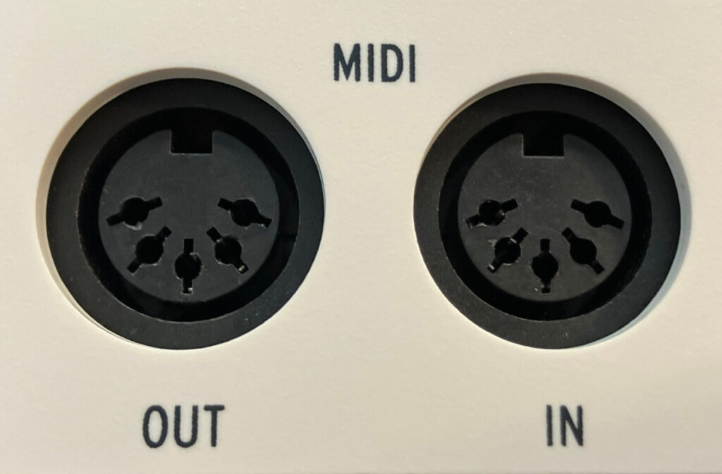 ARTURIA KEYSTEPのMIDI端子