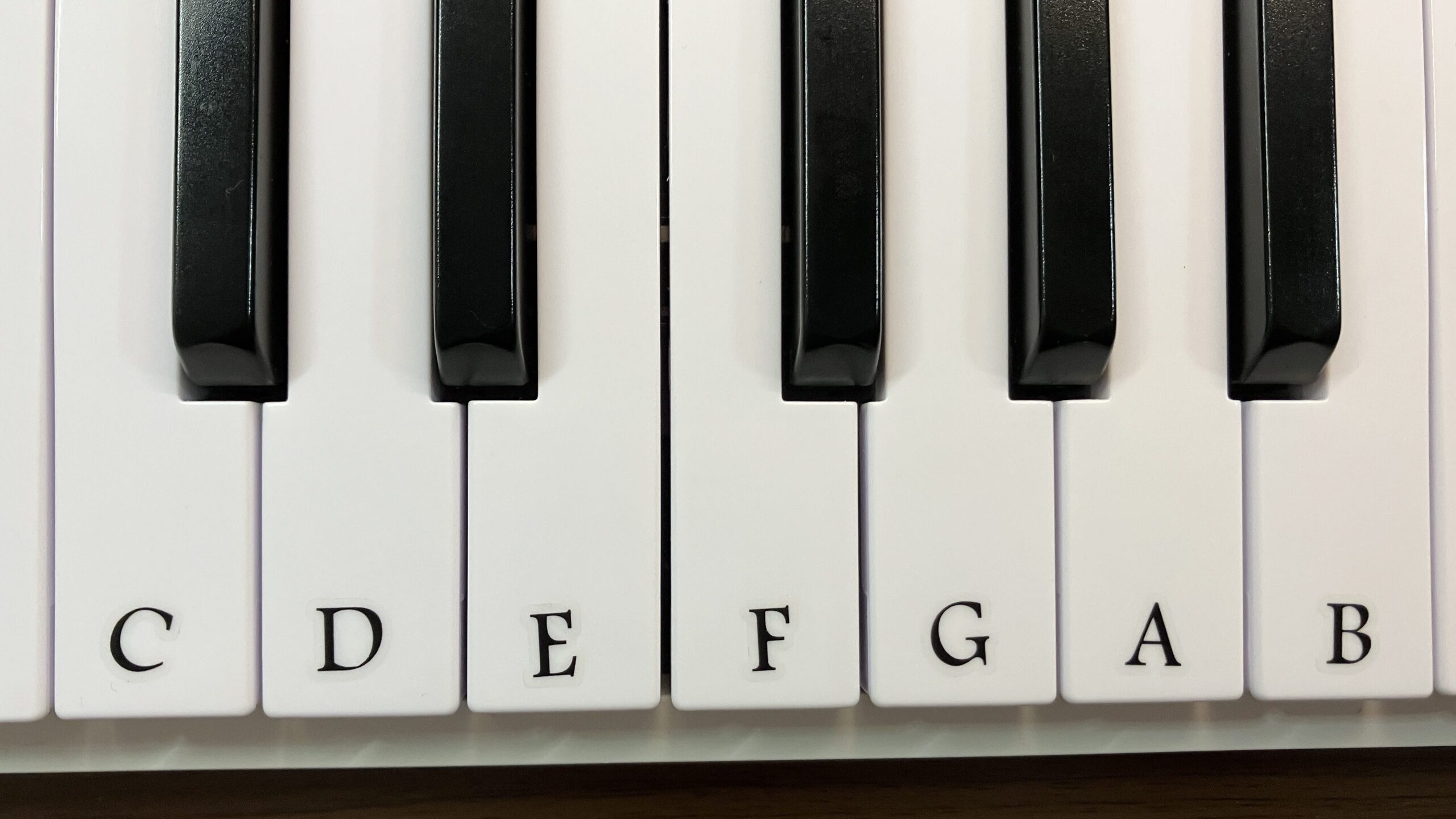 鍵盤に音名のシールを貼ったMIDIキーボード