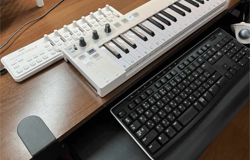 キーボードスライダーを利用して配置したPCキーボード・MIDIキーボード